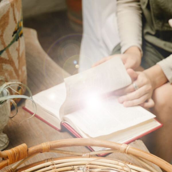 Lectura de Registros Akáshicos: Conexión con tus Guías y Propósito de Vida